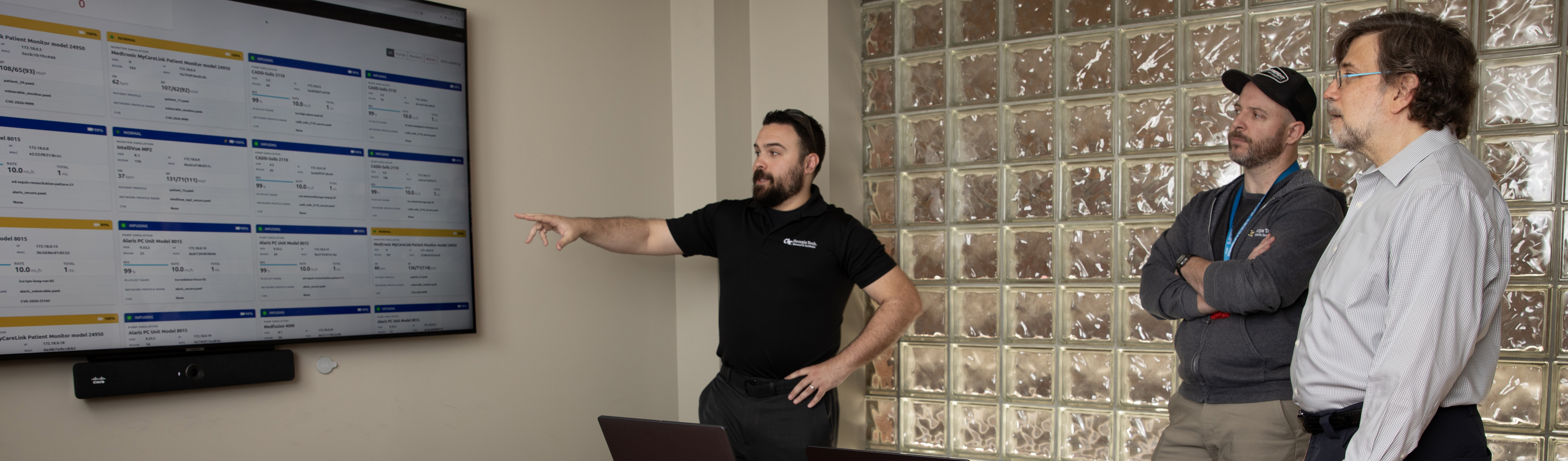 Researchers discuss device status display