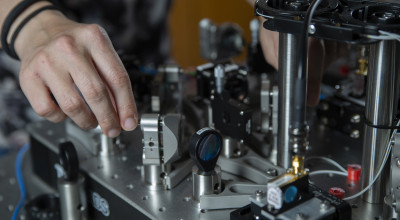 Researcher adjusts optics for research in quantum computing