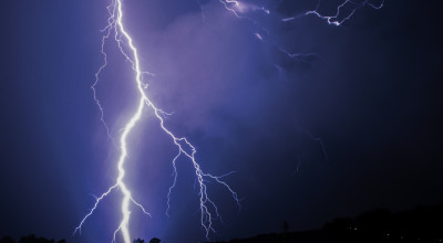 A photo depicting a lightning storm.